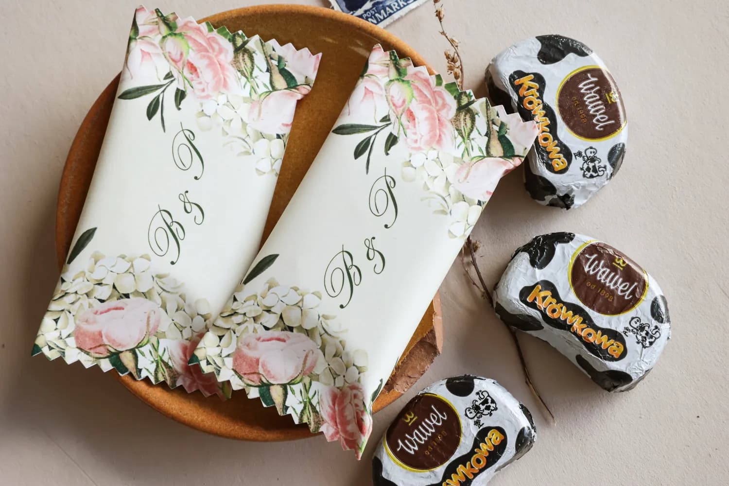 Podziękowania dla gości w formie czekoladek z motywem pastelowych róż i hortensji Korani nr 1