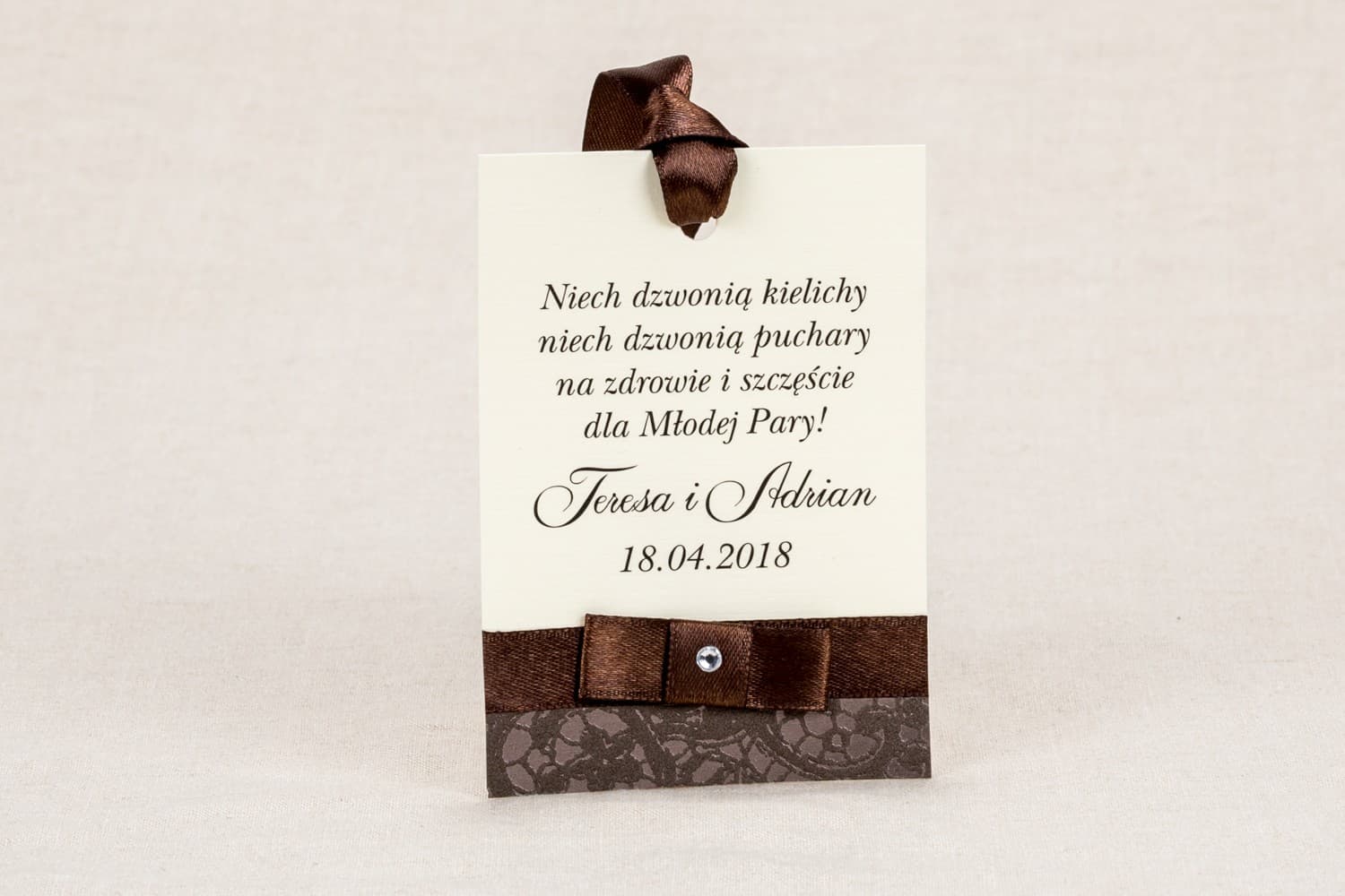 Eleganckie zawieszki na wódkę z brązową koronką i kokardką | Personalizowane przywieszki na alkohol | Klaris nr 6