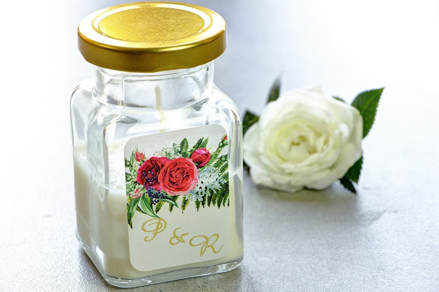 Natürliche Kerze Cykade Nr. 2 – Gastgeschenk mit roten Rosen und Farn