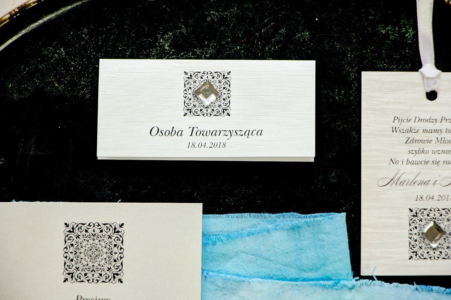Winietki ślubne z personalizacją - Elegancka kolekcja na papierze perłowym z fakturą i ozdobnym ornamentem - Brenet nr 1