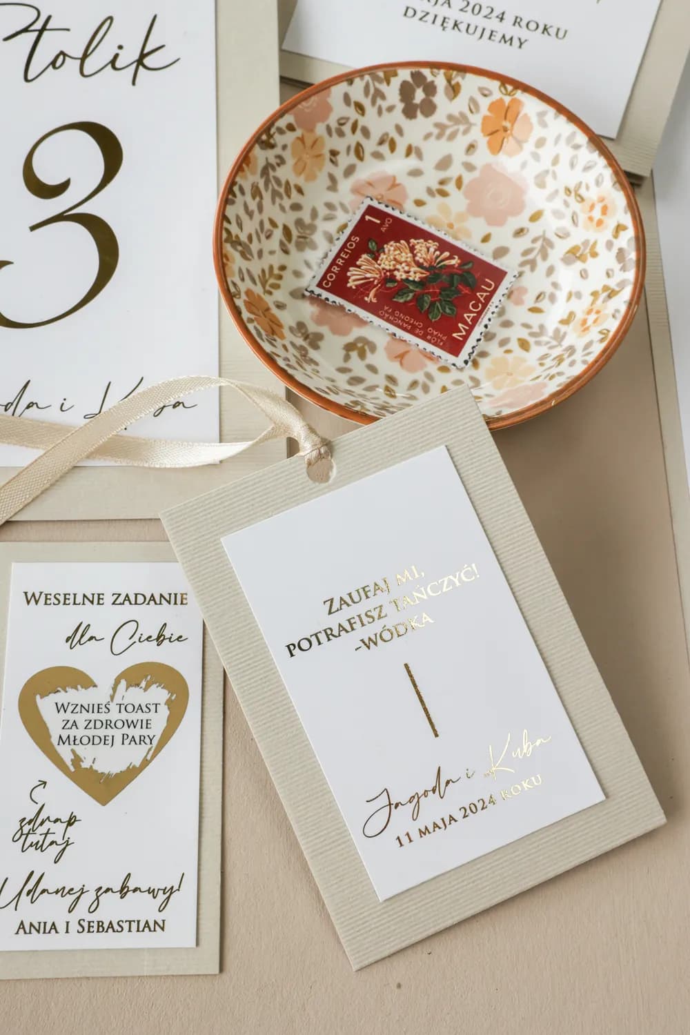 Eleganti Targhette Beige Dorate per Vodka | Targhette Personalizzate per Alcolici Nuziali | Avril n. 10