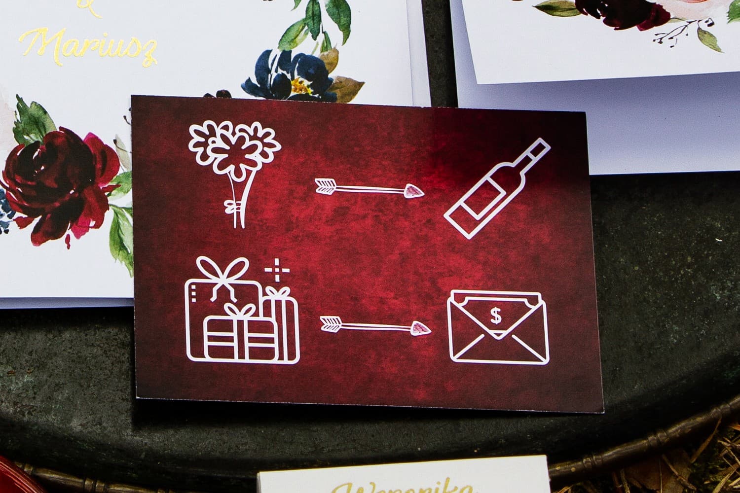 Elegante Tarjeta dorada, flores burdeos | Nota informativa para invitaciones de boda | Orini n.º 1