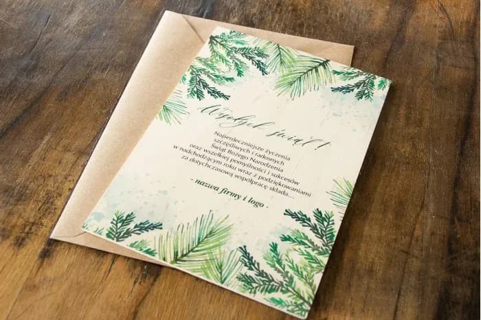 Tarjeta de Navidad ecológica en madera con logo de empresa y ramas de abeto.