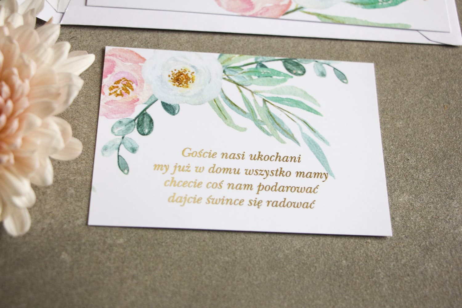 Tarjeta Informativa Dorada con Peonías Glamour | Encarte para Invitaciones de Boda | Flores n.º 1