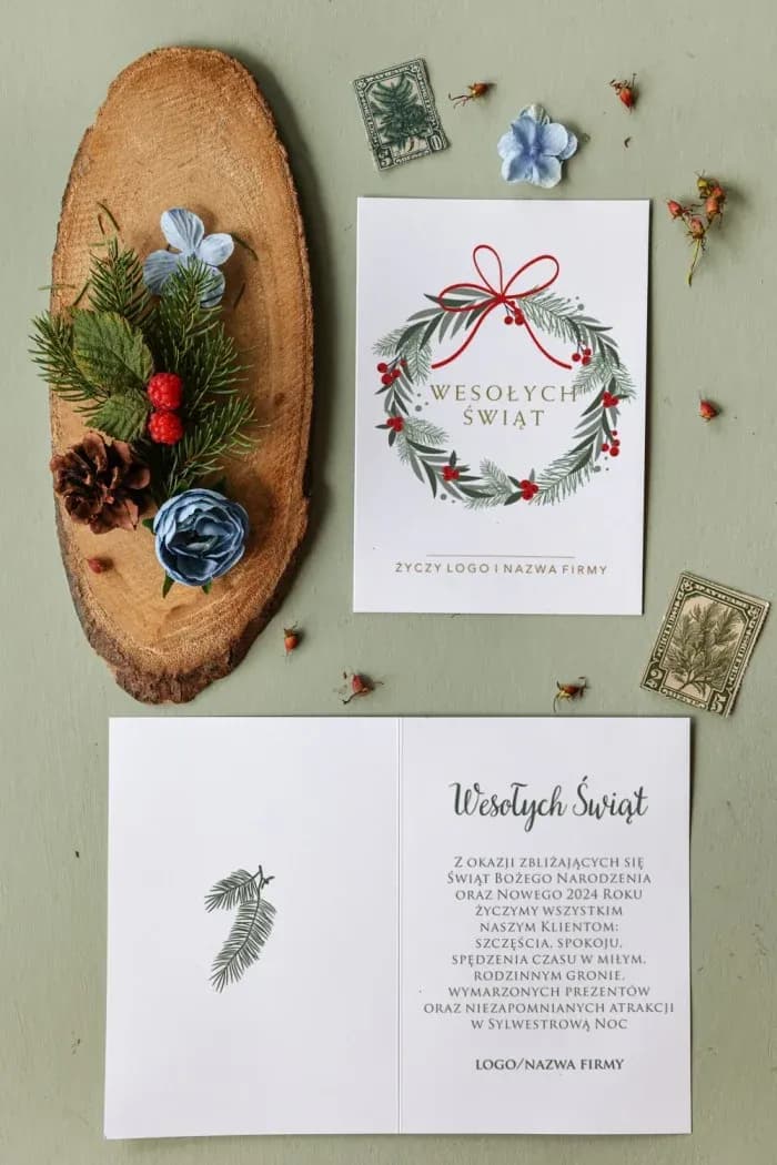 Tarjetas de Navidad con corona y lazo rojo, personalizadas con el logo de la empresa