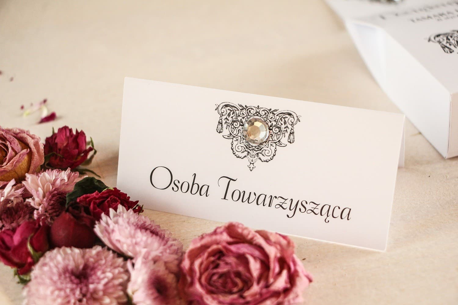 Tarjetas de sitio blancas con ornamento y piedra decorativa de la colección Con Foto