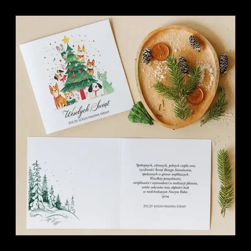 Tarjeta navideña corporativa con paisaje azul de un pueblo de montaña y casas nevadas.