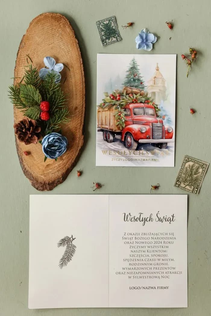 Tarjeta de Navidad con un camión transportando un árbol de Navidad en un paisaje invernal.