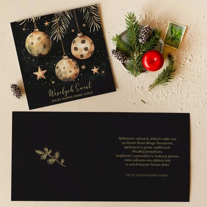 Elegante tarjeta de Navidad con fondo negro y bolas doradas, personalizada con logo.