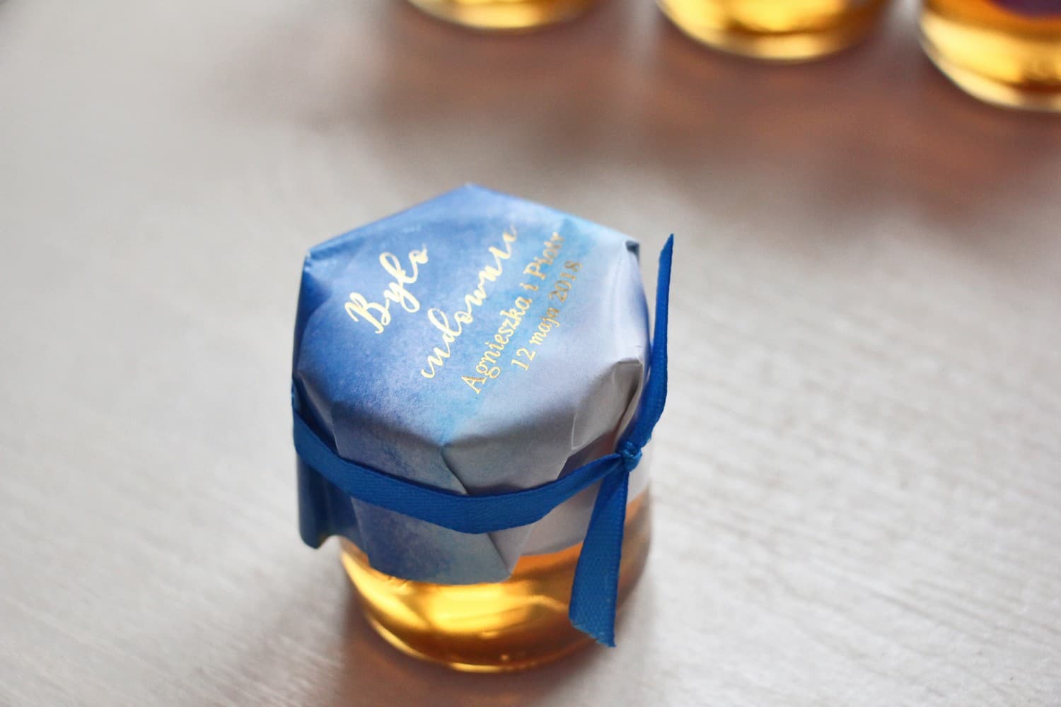 Mieles Doradas Delfina n.º 3 – Dulce Detalle con Acuarela Azul