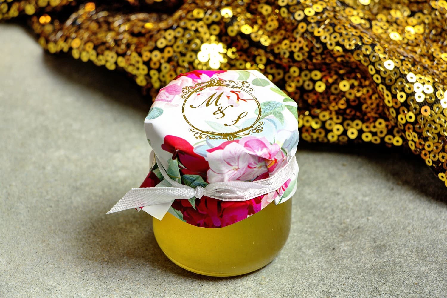 Tarrito de miel - dulce agradecimiento para invitados de boda con iniciales doradas y peonías color amaranto.