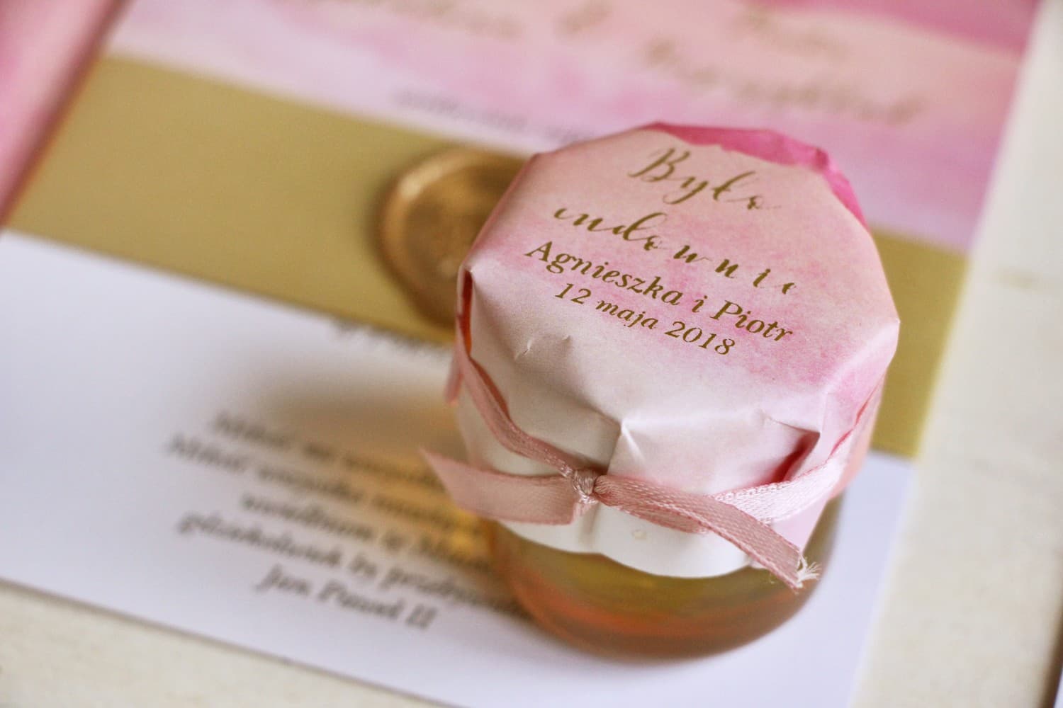 Miel con Dorado Delfina n.º 5 – Dulce Agradecimiento con Motivo Rosa