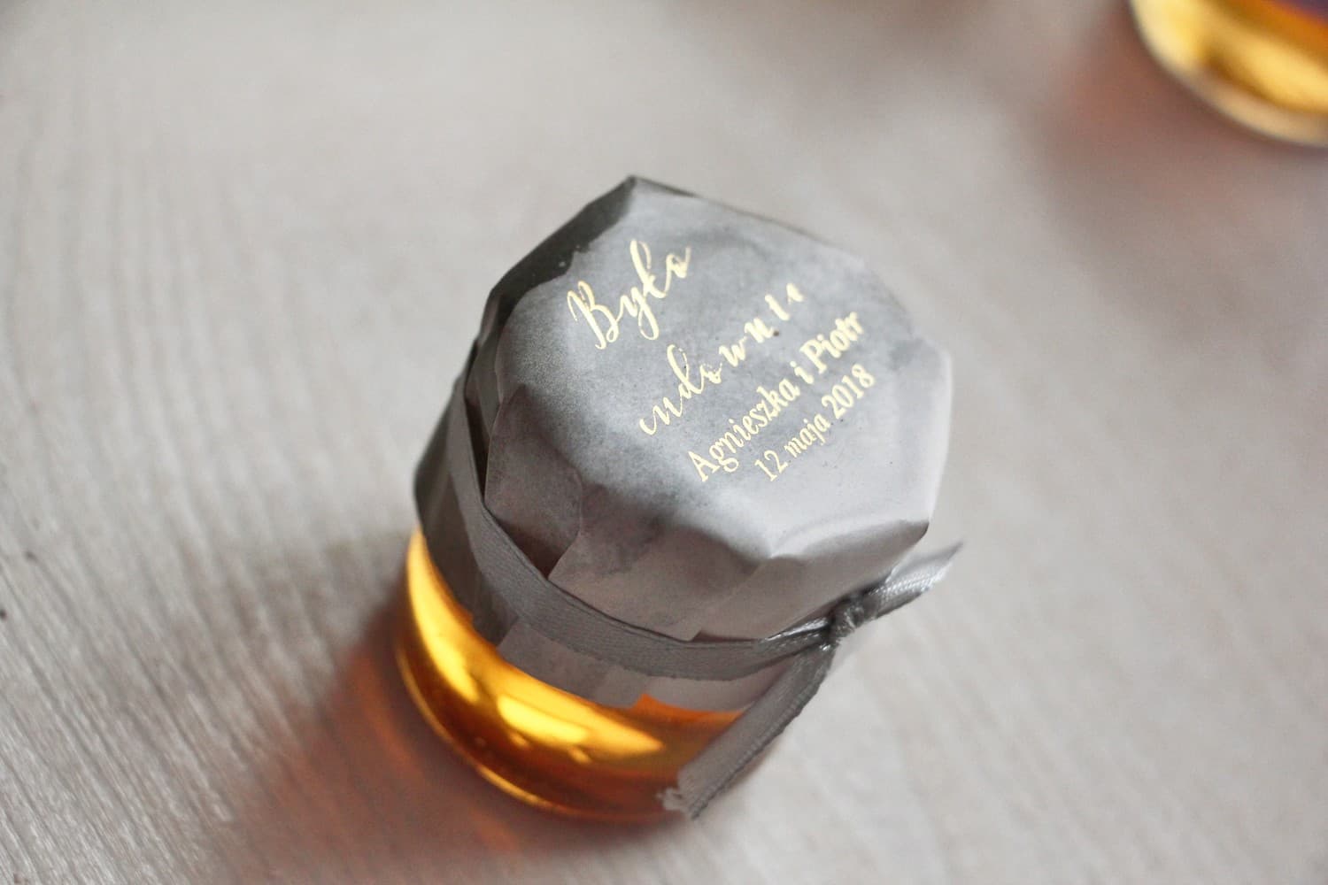 Miel Natural en Tarrito Delfina n.º 6 – Agradecimiento Dorado con Capuchón Gris