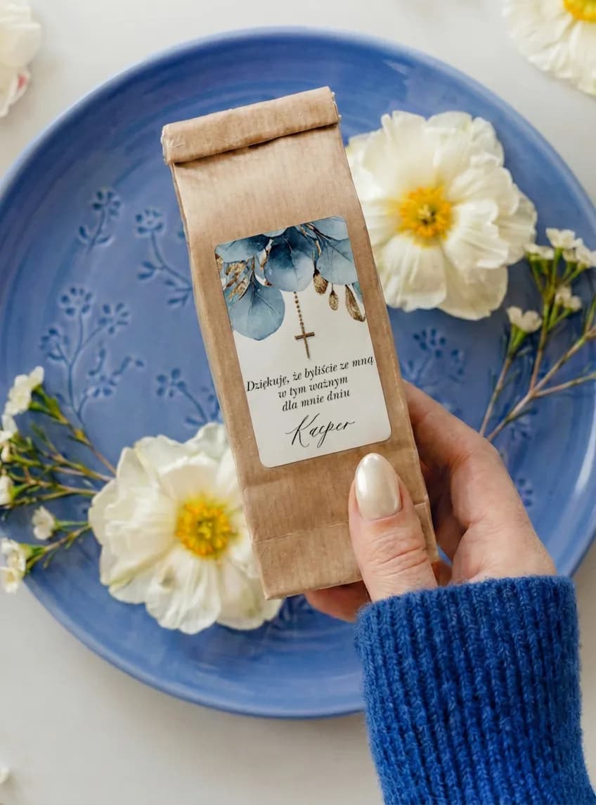 Detalle de comunión: té en empaque kraft con etiqueta azul y cruz