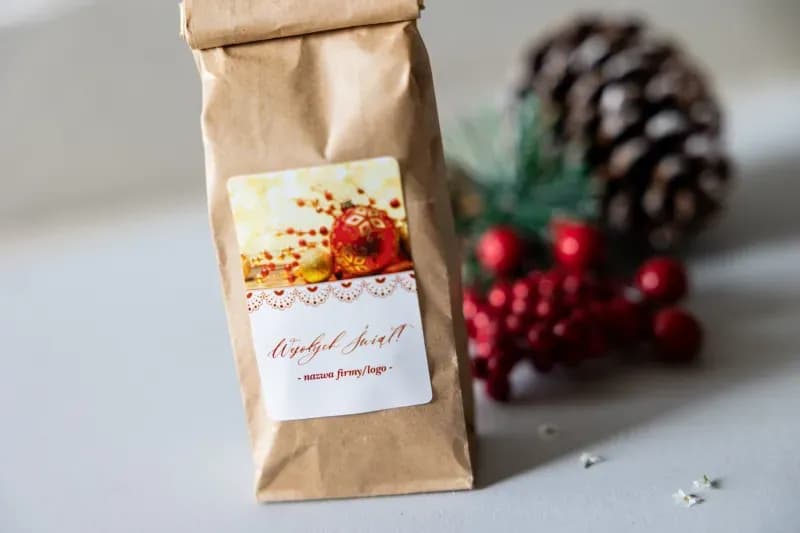 Etichetta con pallina rossa e logo per tè natalizio Tè natalizio personalizzato in bustina ecologica con etichetta pallina rossa e logo aziendale