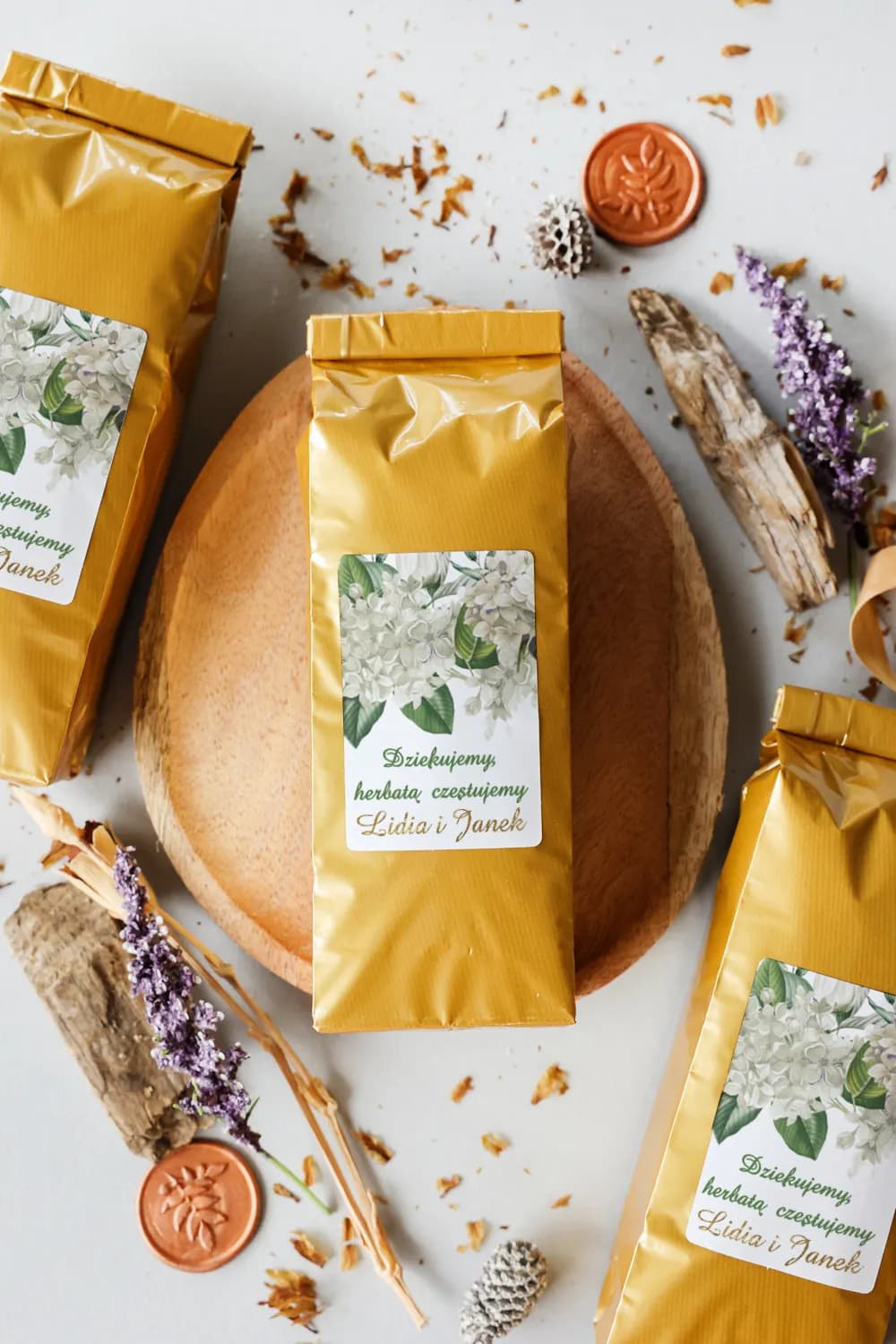 Tè nuziale dorato con ortensia bianca e verde Tè in imballaggio dorato con fiori bianchi sull'etichetta personalizzata