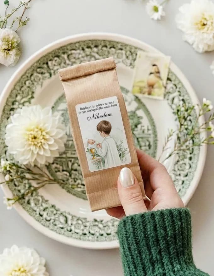 Detalle de comunión – té con ilustración de niño con alba en acuarela