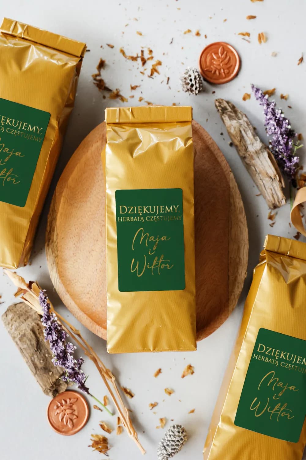 Té detalle para invitados en bolsa dorada | Obsequios verde botella y oro | Avril n.º 8