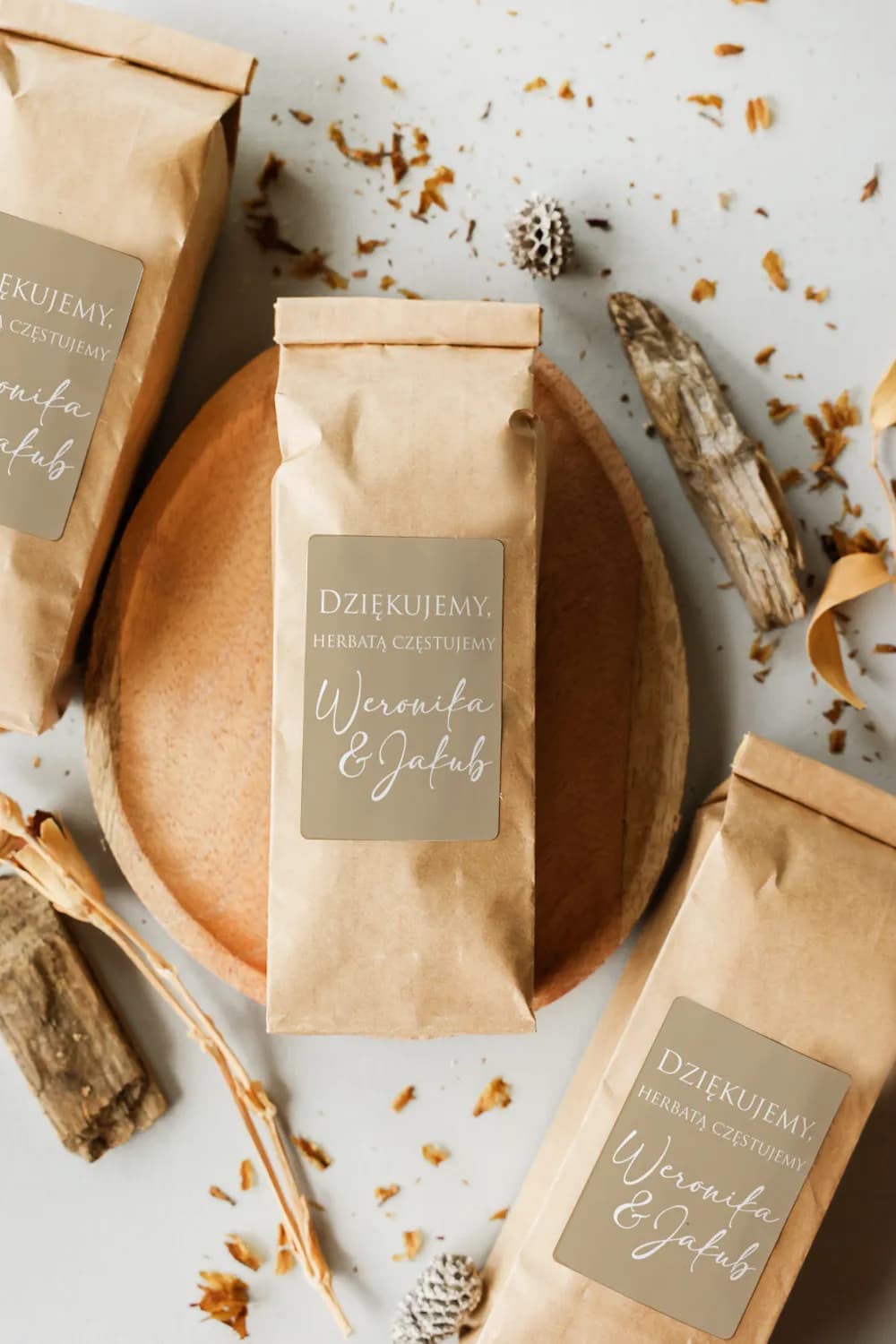 Té en bolsa kraft con una sutil etiqueta color champagne y letras claras