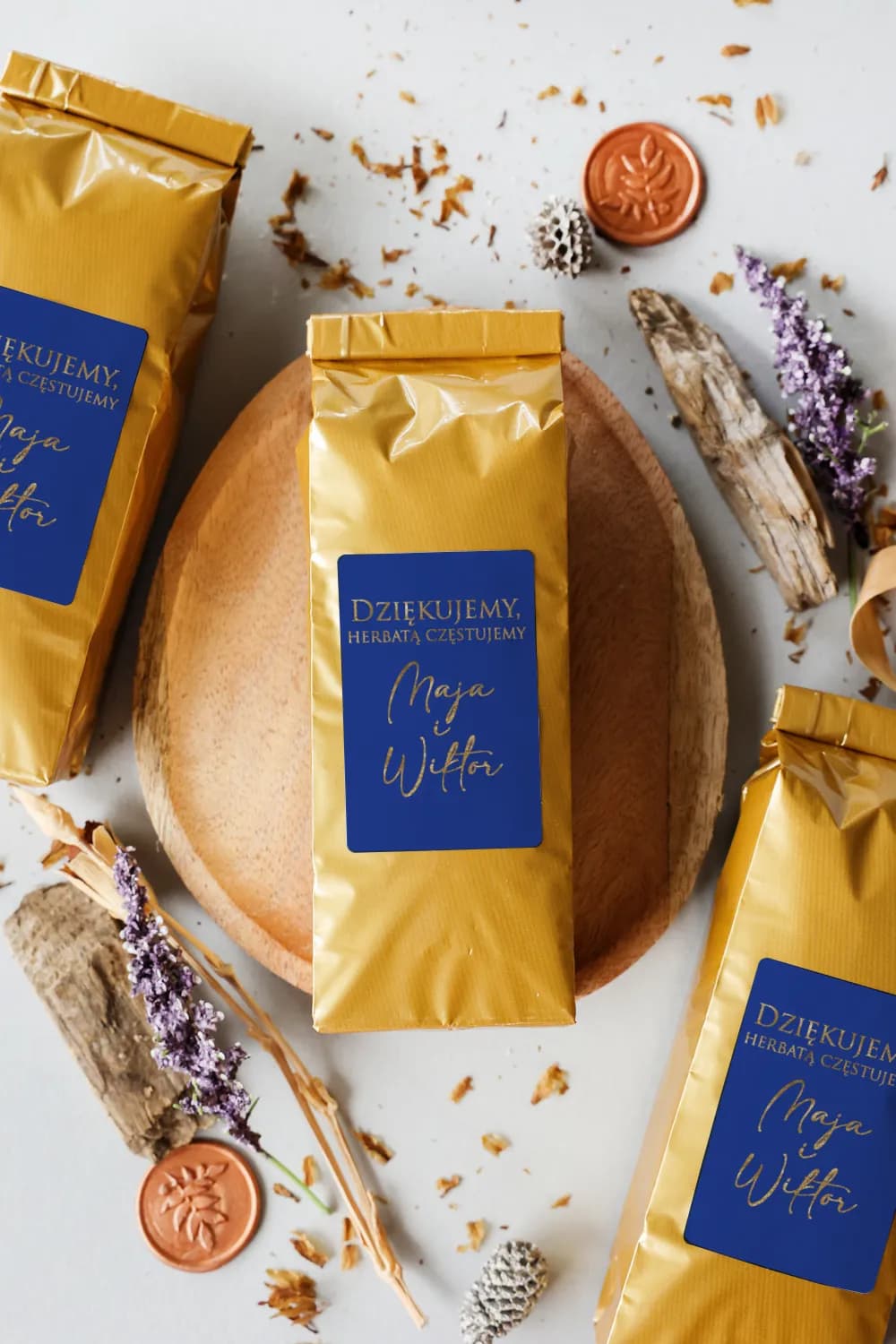 Té en bolsa dorada con etiqueta azul cobalto, regalos personalizados para invitados | Avril n.º 7