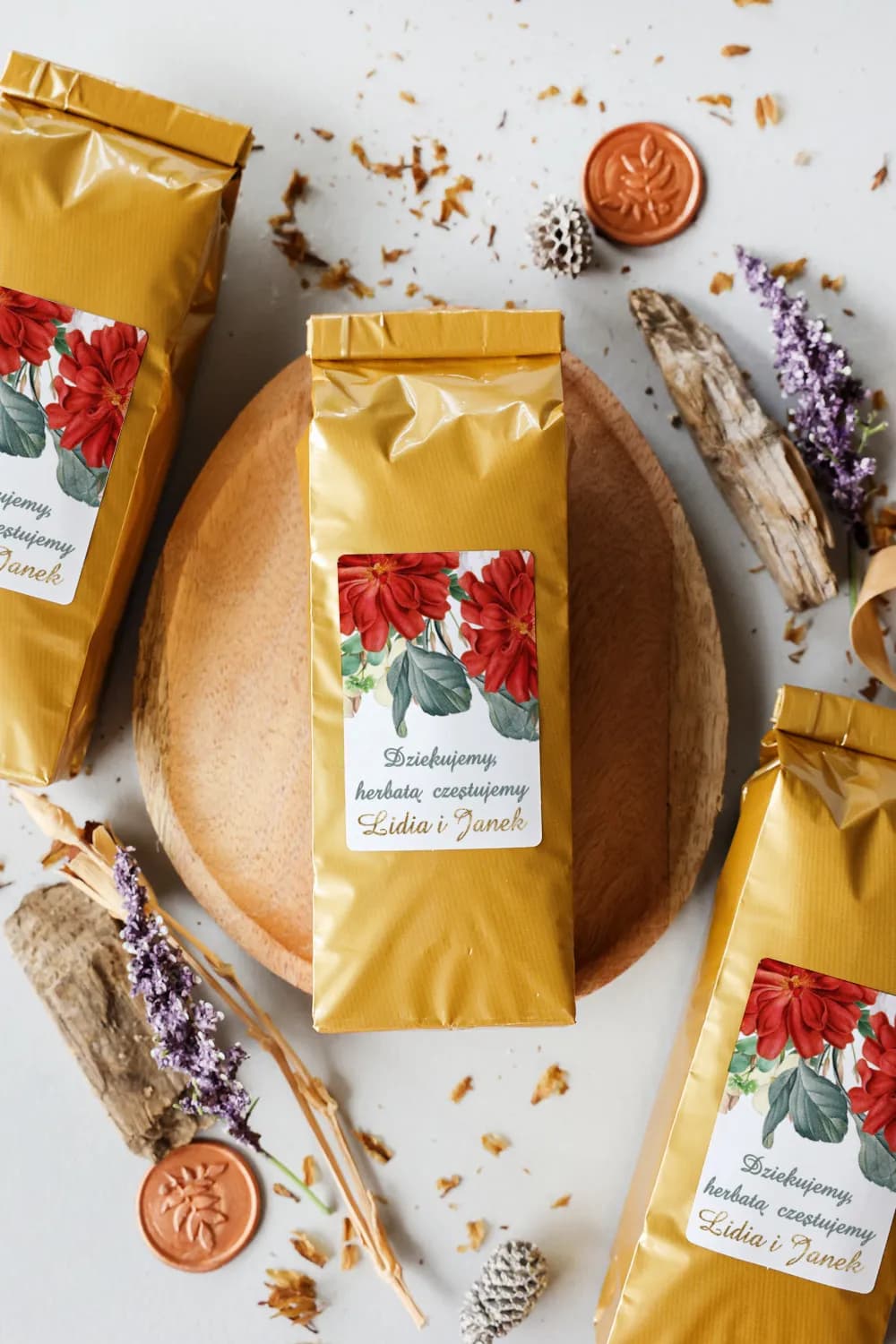 Elegante Té en Bolsa Dorada con Flores Rojas | Detalles Personalizados para Invitados | Avril nº 4