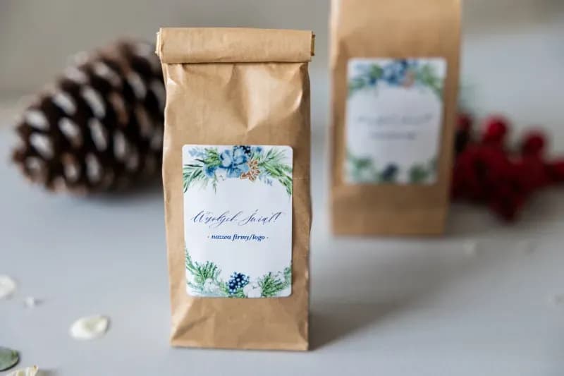 Elegante bustina di tè nero con etichetta personalizzata come regalo per clienti, sullo sfondo una pigna. Elegante bustina di tè nero con etichetta personalizzata come regalo per clienti, sullo sfondo una pigna.