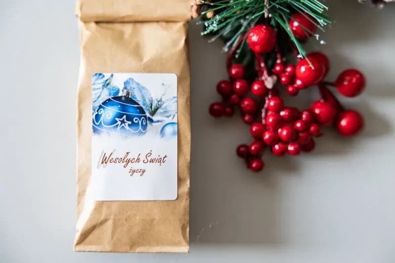 Etichetta natalizia con pallina blu Bustina ecologica con tè natalizio e etichetta personalizzata con pallina blu e scritta "Buon Natale".
