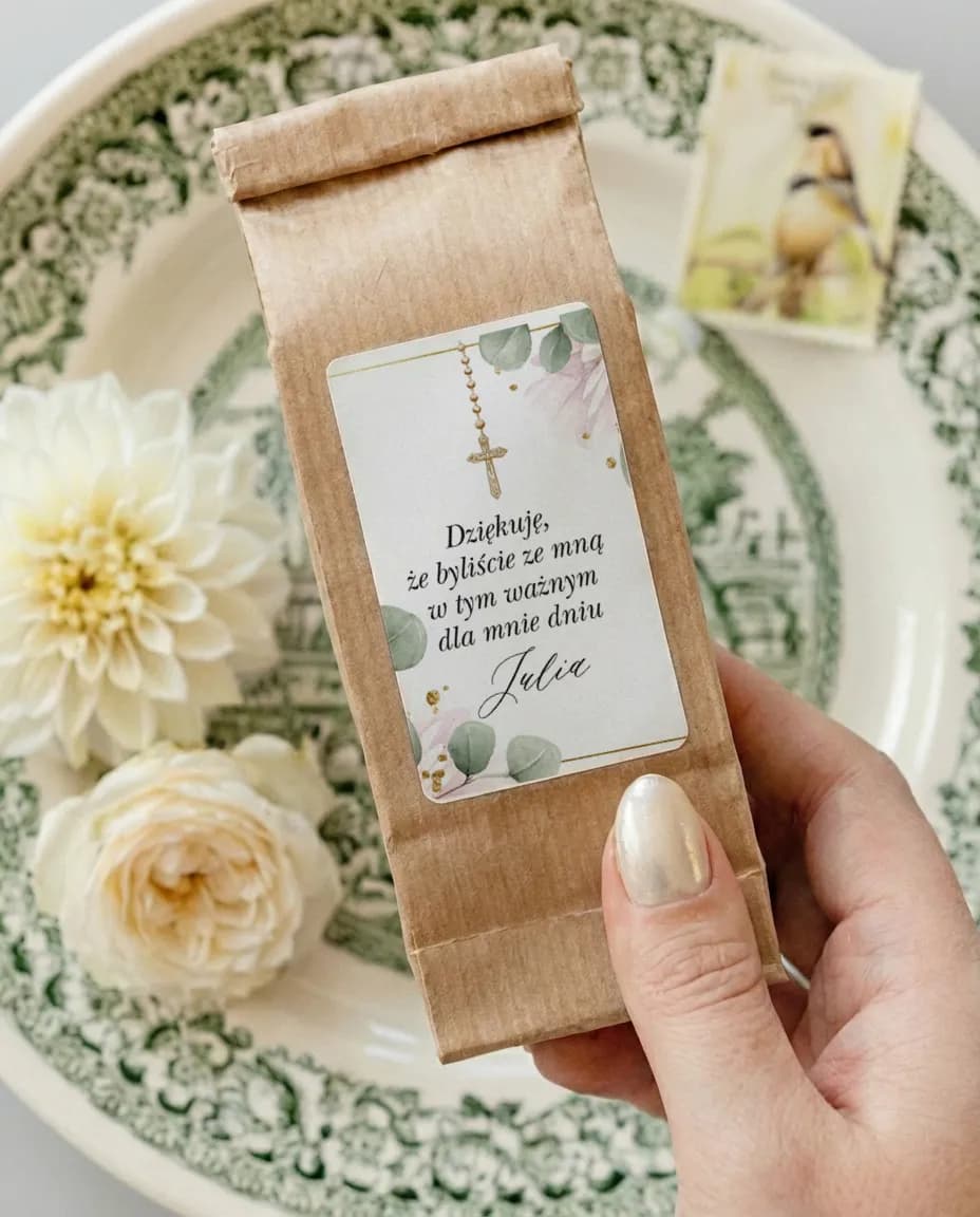 Detalles de comunión: té en bolsa kraft con etiqueta pastel y cruz