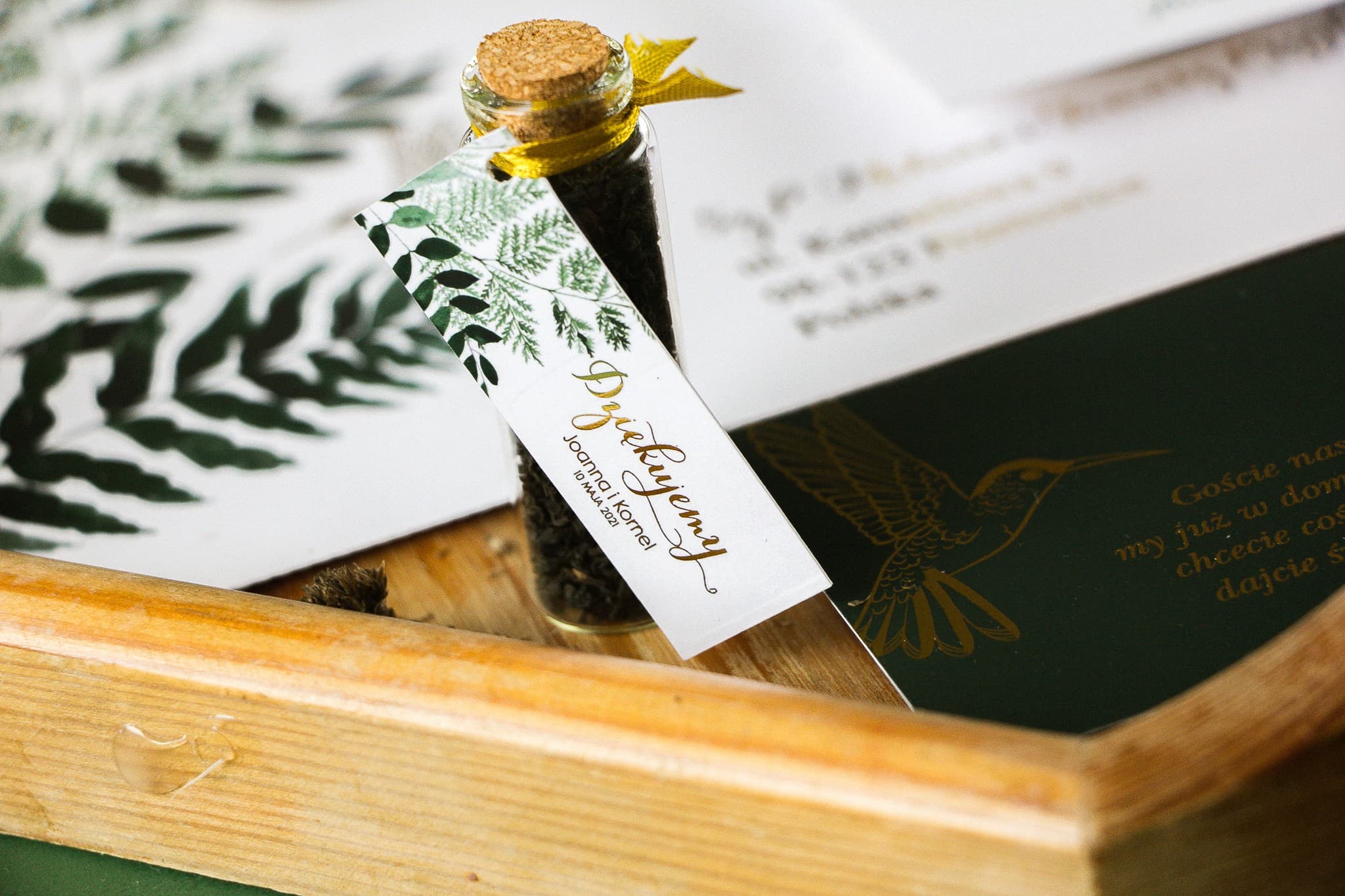 Gastgeschenke als Tee-Fläschchen. Anhänger mit Goldfolierung und botanischem Motiv