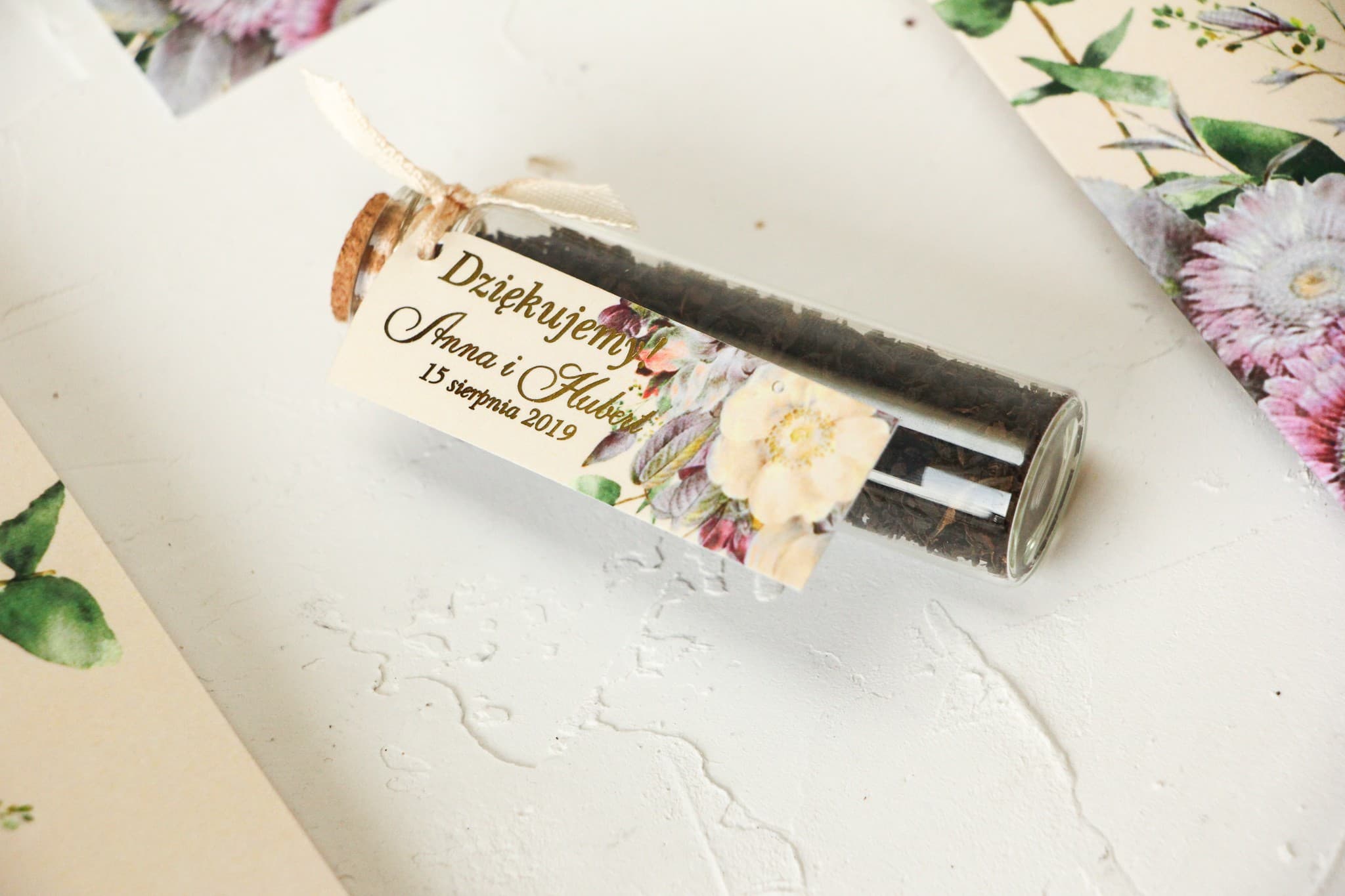 Teeglas-Fläschchen mit vergoldetem Vintage-Anhänger | Gastgeschenke zur Hochzeit | Szafirowe Nr. 1