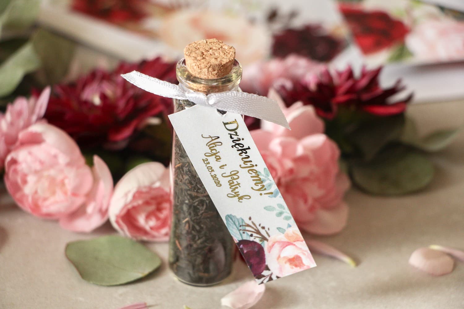 Tee im Fläschchen mit vergoldetem Etikett, Pfingstrosen-Motiv | Gastgeschenke Hochzeit | Lotus Nr. 5