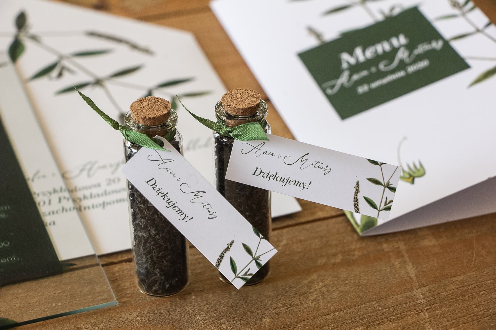 Tee im Glasröhrchen Gastgeschenk | Hochzeitspräsent im Fläschchen mit botanischem Motiv | Korani Nr. 9