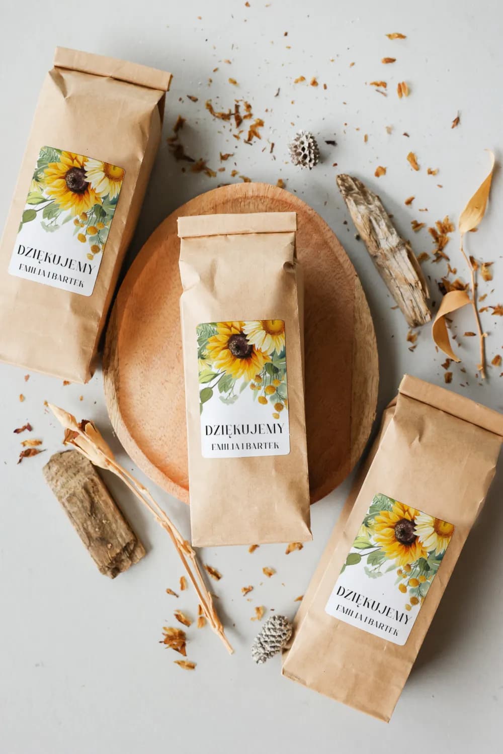 Cadeau invité thé tournesol rustique Thé aromatique à la composition naturelle, emballé dans un sachet écologique avec un motif joyeux de tournesols