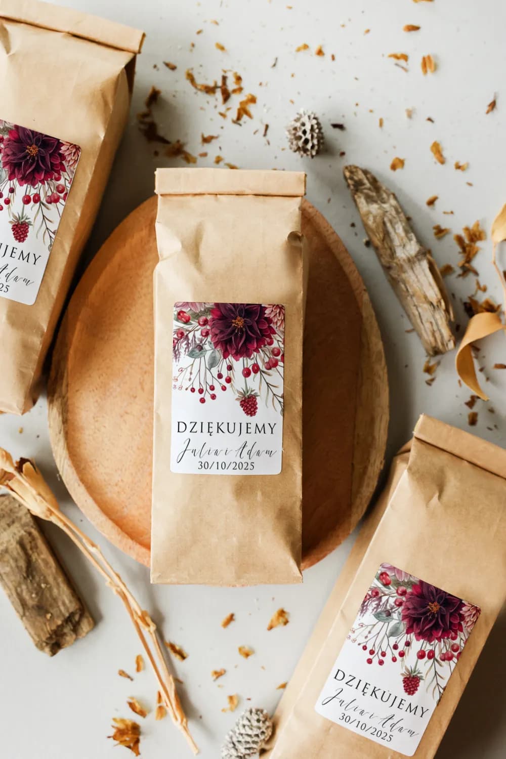 Thé de mariage personnalisé fleurs bordeaux Thé noir aromatique aux amandes et pétales de rose, emballé dans un sachet élégant avec étiquette personnalisée