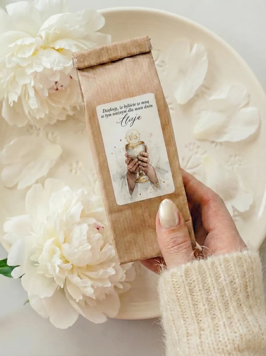 Cadeau invités communion thé Matylda n° 17 Thé de communion en sachet kraft avec illustration de mains d'enfant et hostie IHS