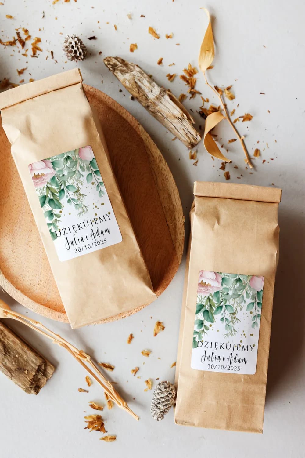 Thé personnalisé cadeau invités mariage Thé noir aromatique 50g dans un emballage écologique avec étiquette personnalisée sur fond rose et vert