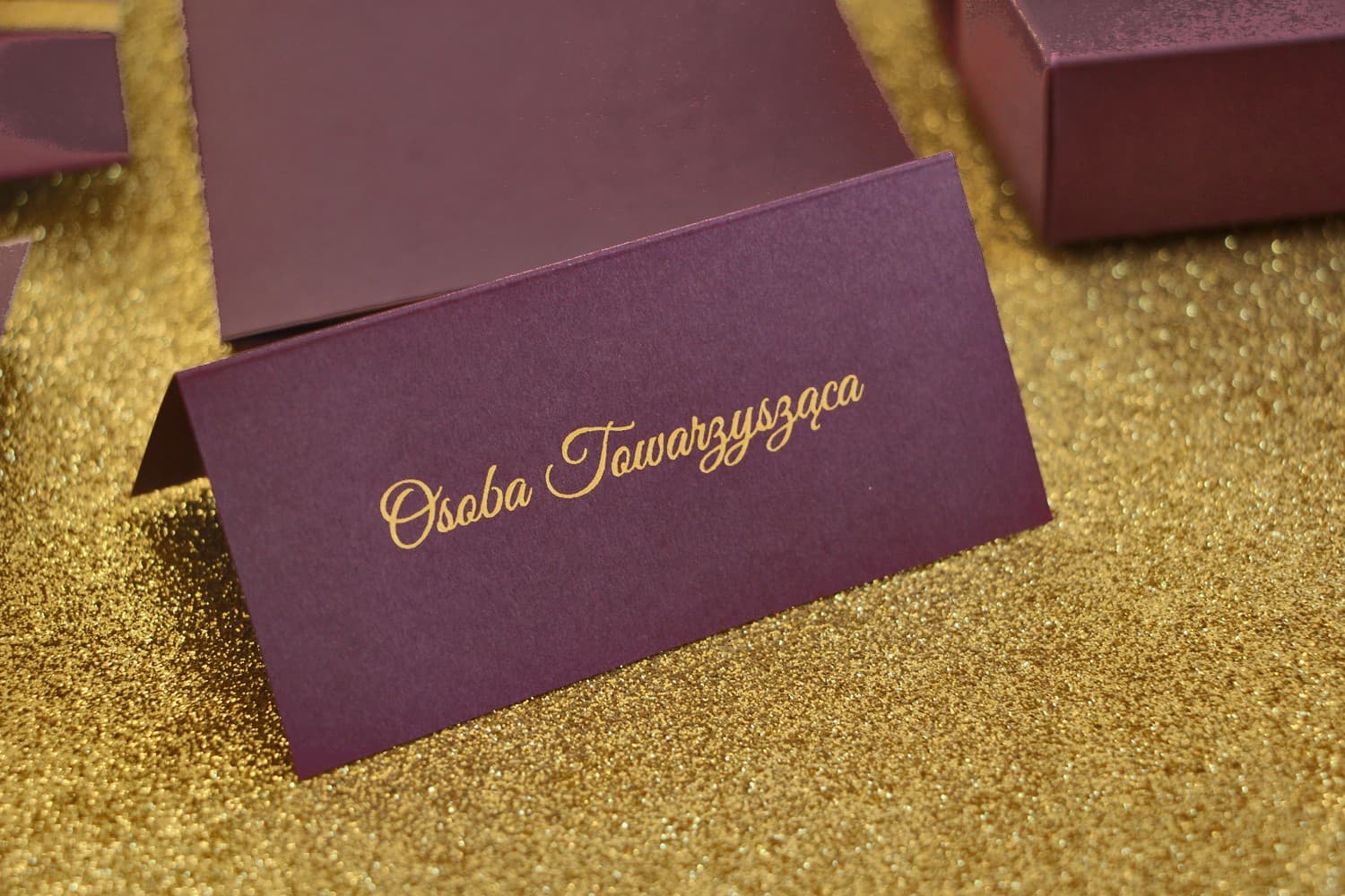 Hochzeits-Tischkarten Glamour Nr. 4 – Platzkarten in Royal-Violett mit Goldfolienprägung