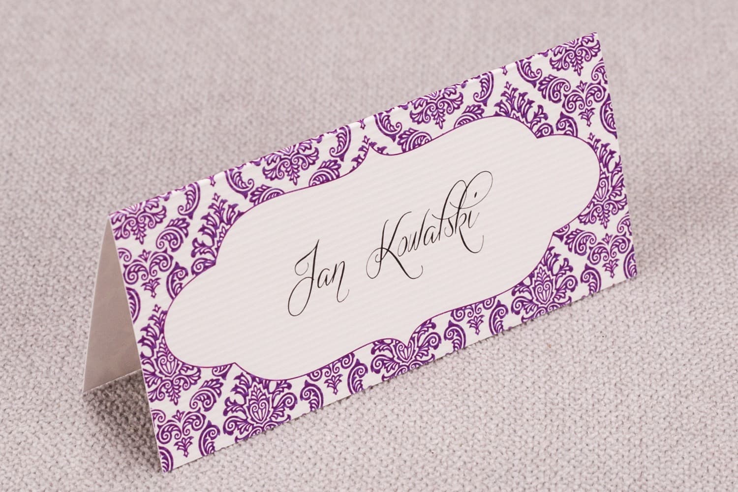 Tischkarten Hochzeit Madras Nr. 8 – Platzkarten mit violettem Ornament