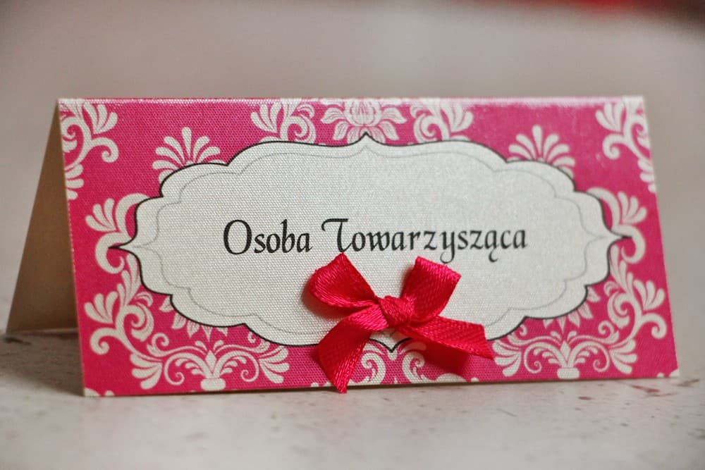 Tischkarten für die Hochzeitstafel - Ornament Nr. 5 - Amarant auf Perlmuttpapier mit Schleife