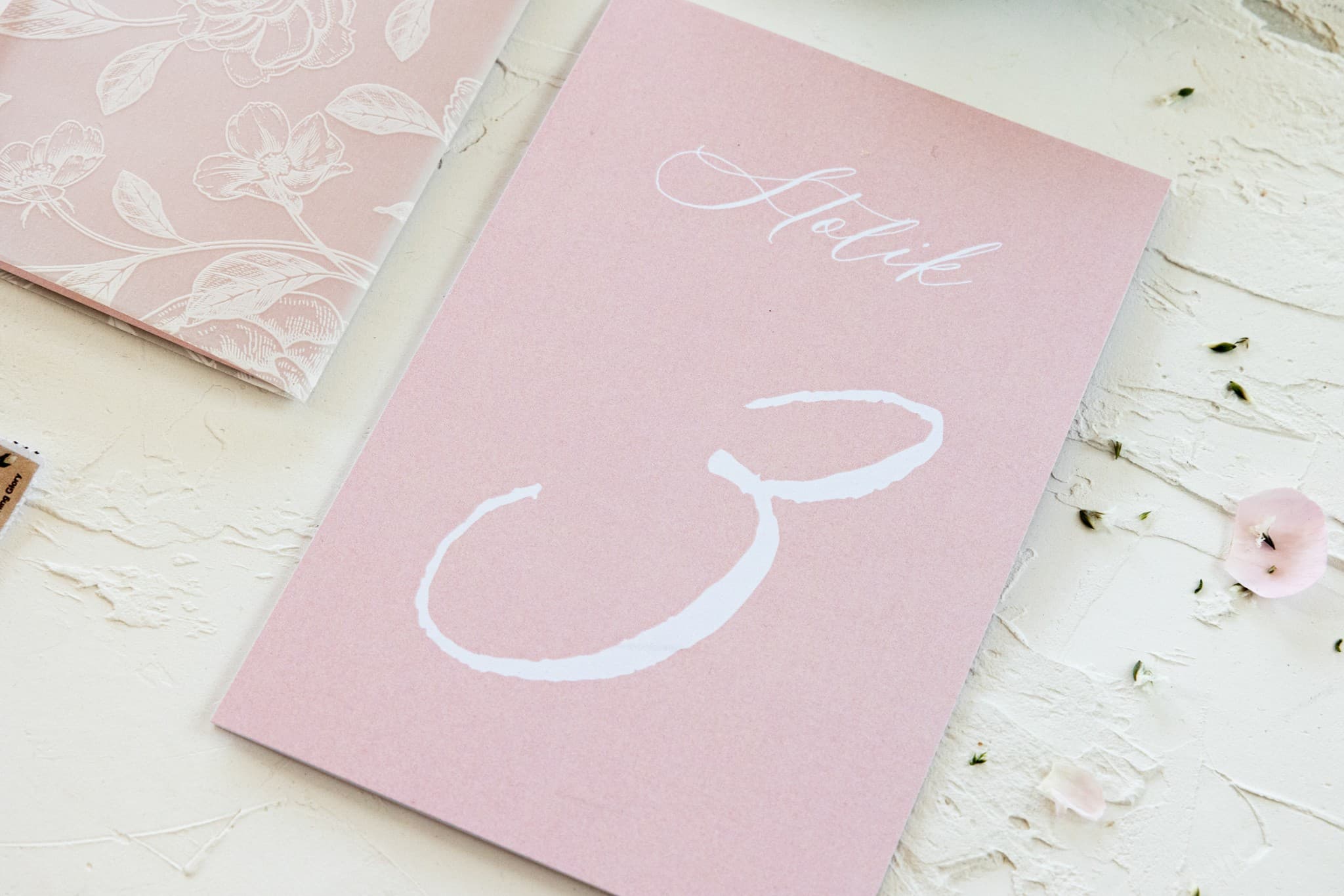 Elegante Tischnummern Aufsteller Puderrosa | Personalisierte Tischnummern Hochzeit | Nefryt Nr. 1