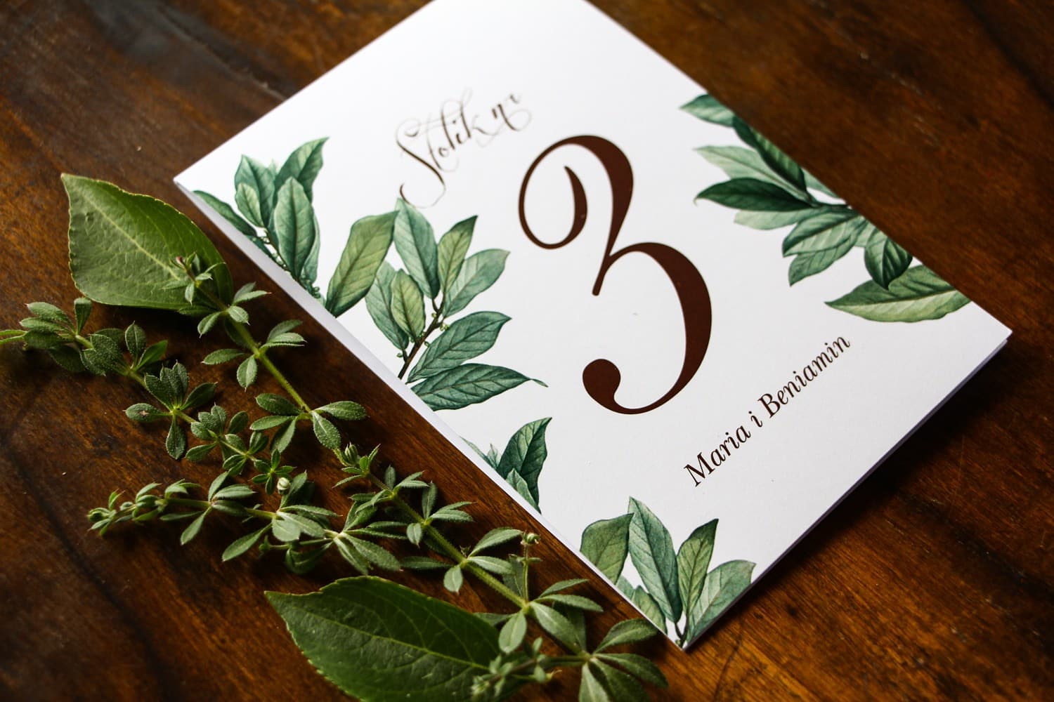 Rustikale Tischnummern zur Hochzeit mit Olivenzweig, Aufsteller | Tischnummerierung | Indygo Nr. 2