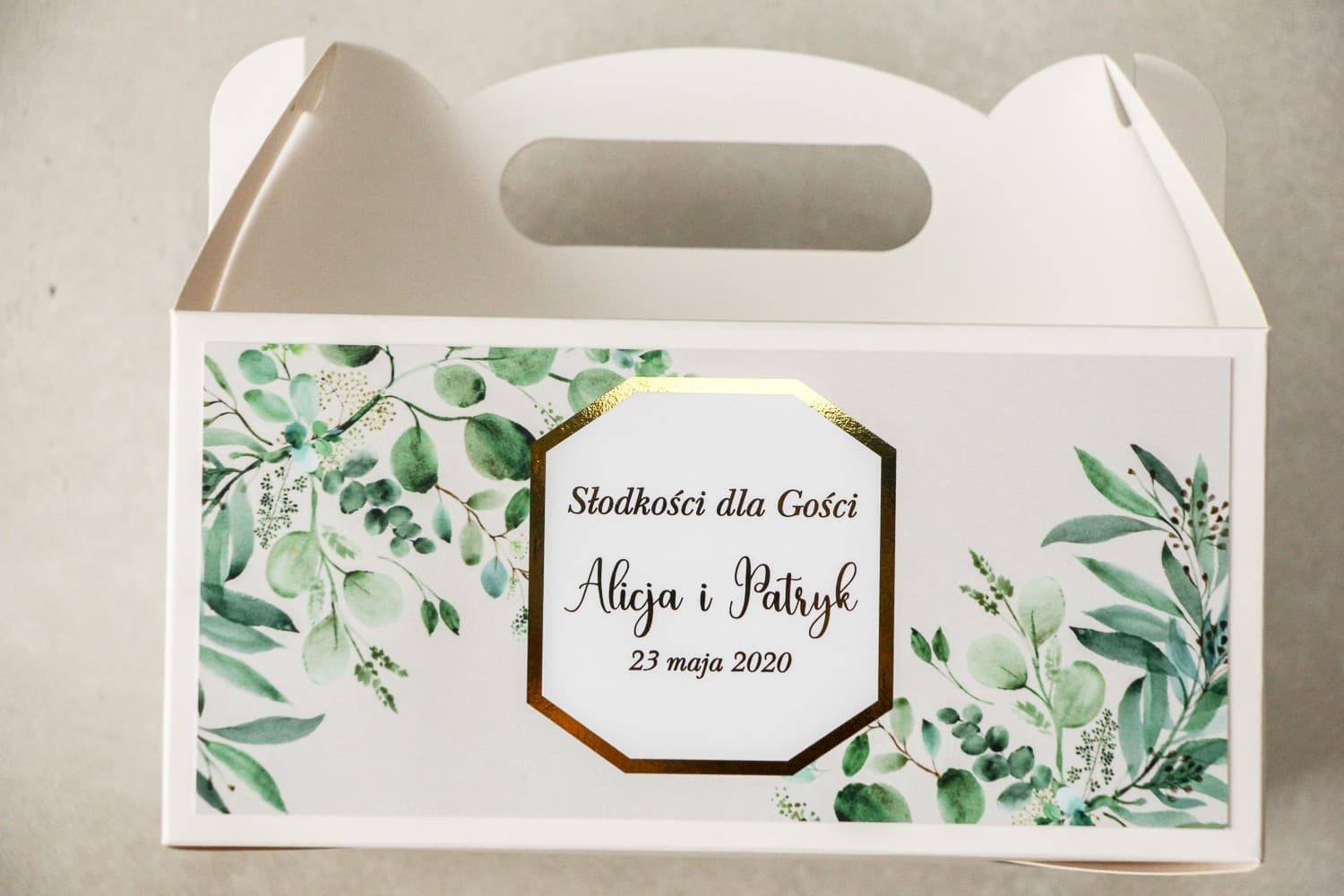 Goldveredelte Tortenschachtel mit Eukalyptus | Elegante Gastgeschenke | Lotus Nr. 3