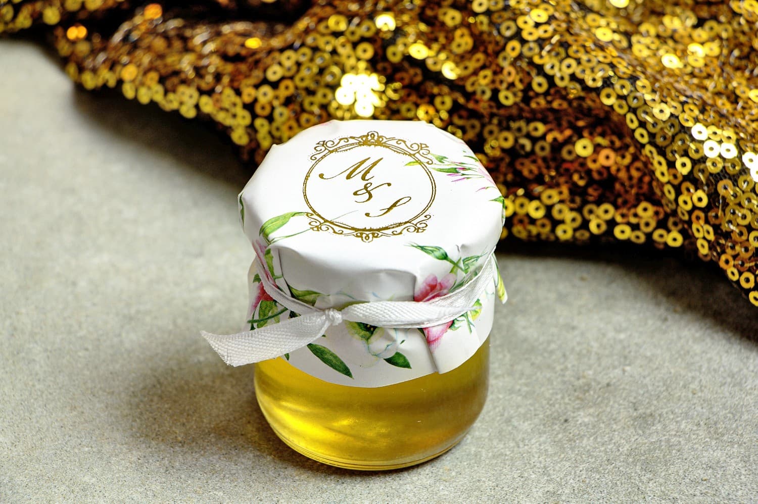 Vasetto di miele - dolce bomboniera per ospiti di matrimonio. Cappuccio con iniziali dorate