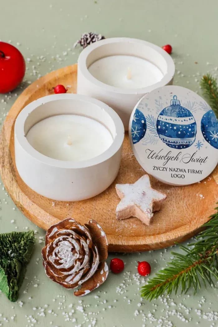 Vela de soja personalizada en recipiente de yeso polimérico con bolas de Navidad azules en la tapa