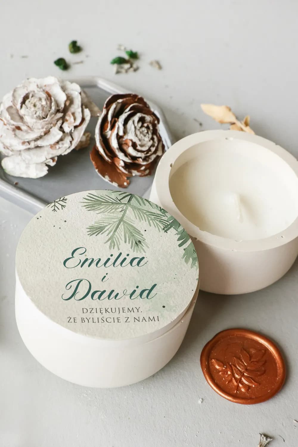 Elegante detalle para invitados de boda en forma de vela de soja con nombres de los novios en la tapa