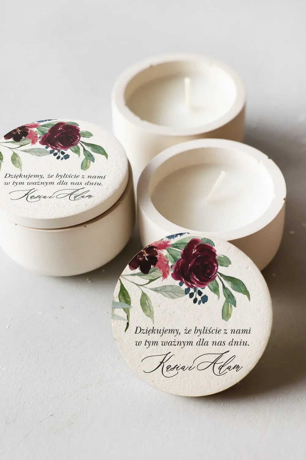 Vela de Soja en Yeso Flores nº 2 – Flores Burdeos y Detalle para Invitados