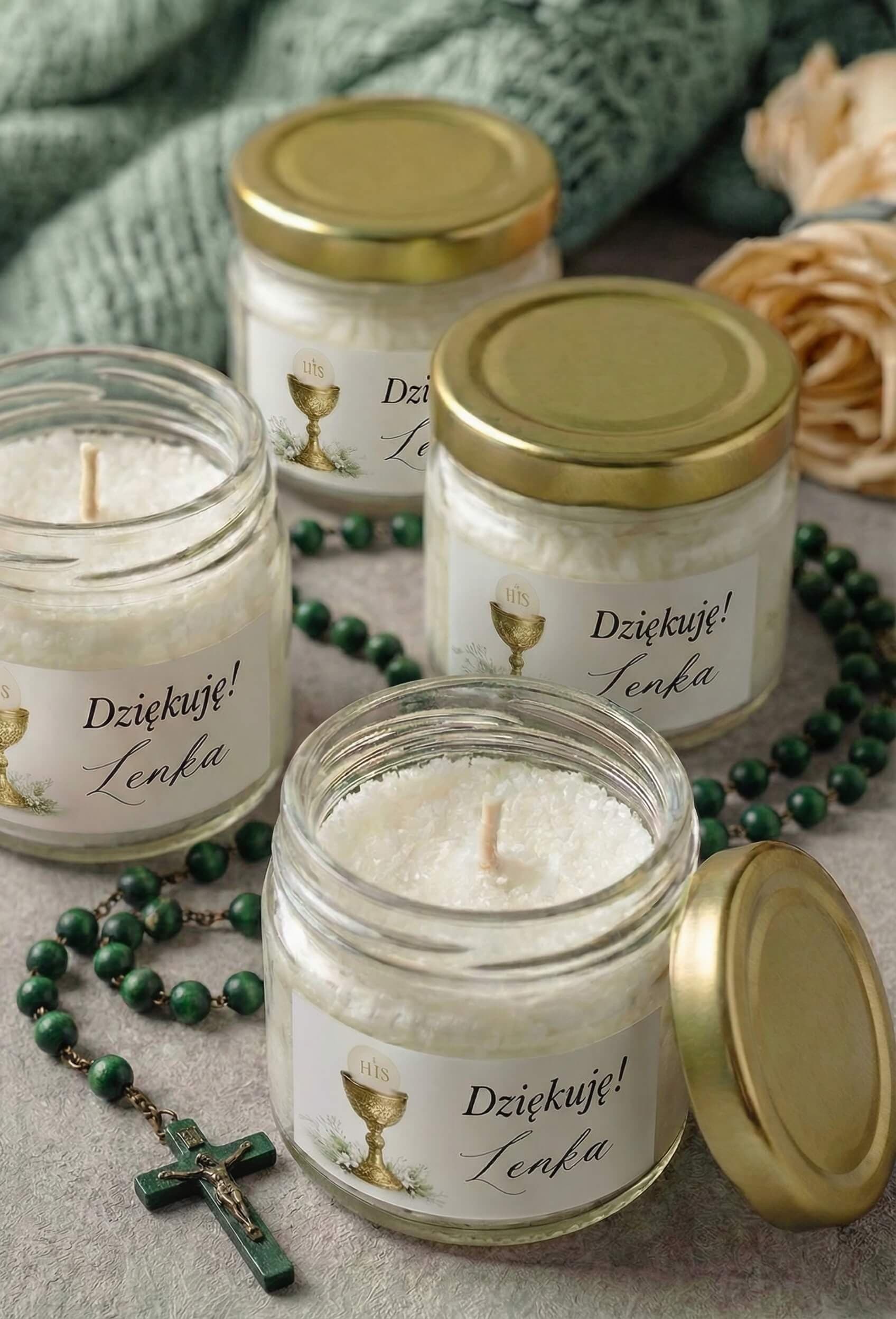 Velas de comunión en tarritos con etiqueta de cáliz y ramas verdes, tapa dorada