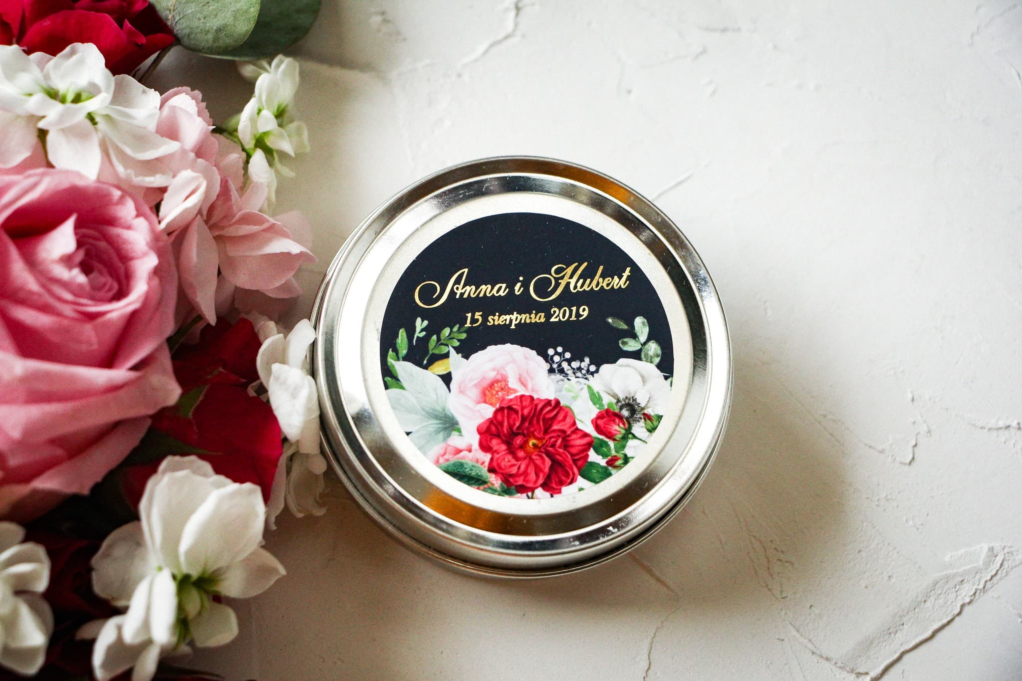 Vela de Soja en Lata Szafirowe nº 4 – Detalle para Invitados con Peonías