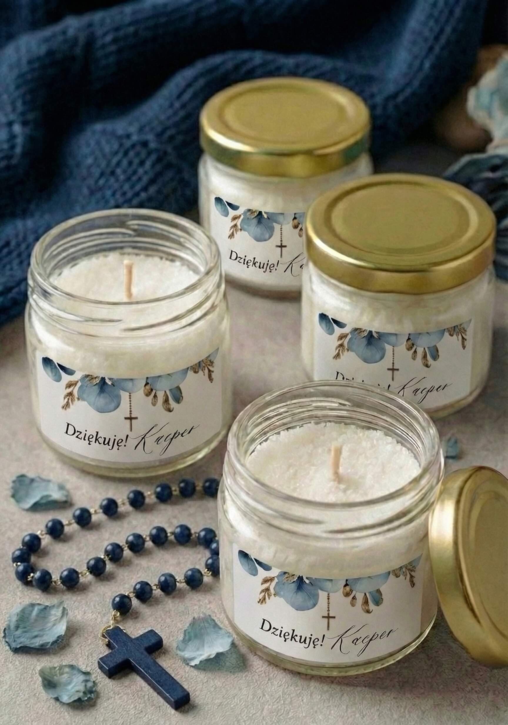 Velas de comunión con flores azules y cruz, tapa dorada