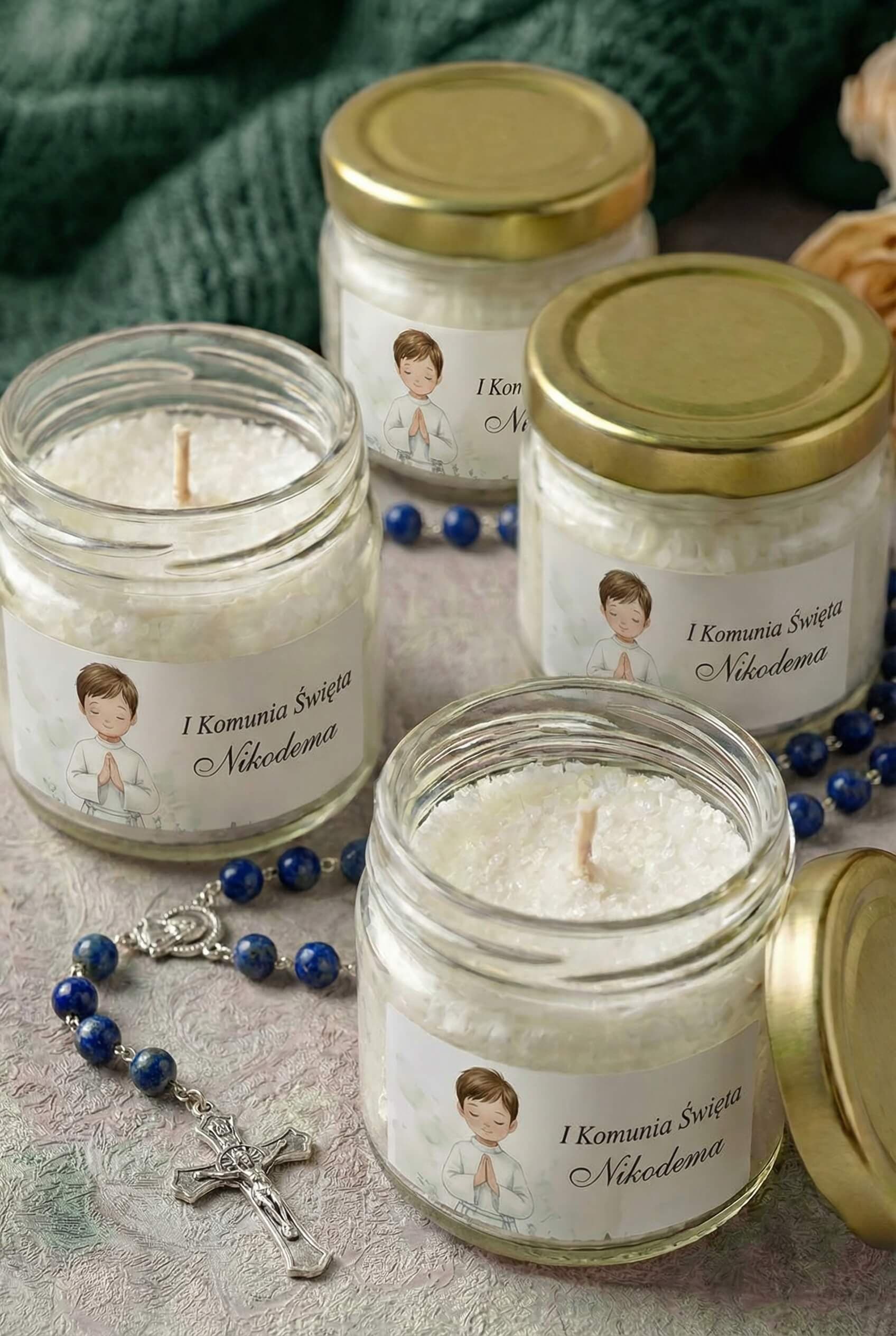 Velas de comunión con ilustración de niño orando y rosario